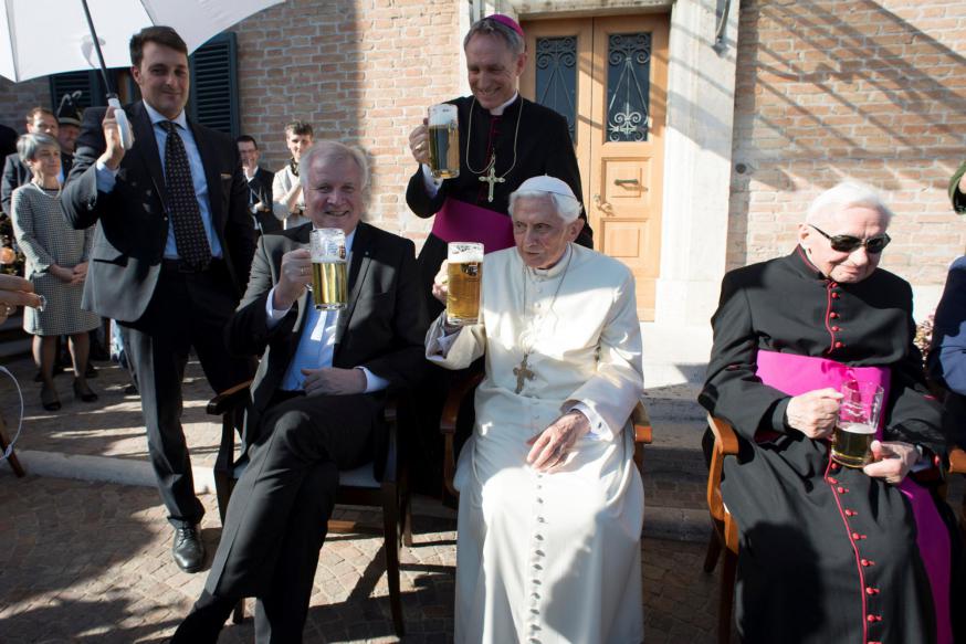Benedictus viert in 2017 zijn 90ste verjaardag in het bijzijn van de Beierse politicus Horst Seehofer (CSU), zijn privésecretaris Georg Gänswein en zijn oudere broer Georg.  © rr