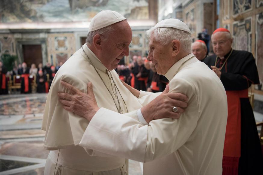 Paus Franciscus omarmt zijn voorganger bij de viering van de 65ste verjaardag van diens priesterwijding op 28 juni 2016. © rr