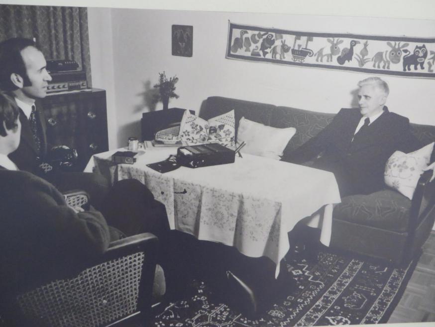 Bij de bekendmaking van zijn bisschopsbenoeming in 1977 gaf Joseph Ratzinger – gewoon in pak en das, zonder priesterboord – thuis in Pentling interviews, onder meer voor het bisdomblad van München.  © rr