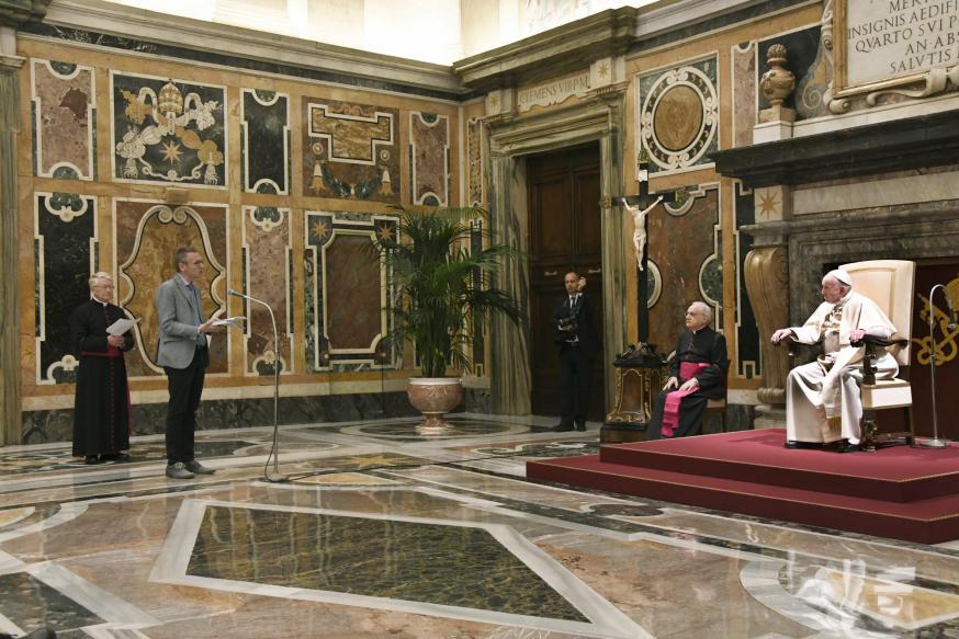 Mgr. Dirk Smet en Emmanuel Van Lierde bij paus Franciscus © Maîtrise Mgr. Dirk Smet en Emmanuel Van Lierde bij paus Franciscus © Maîtrise