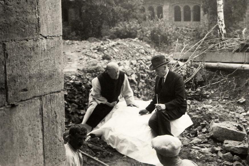Dom Marie-Albert van der Cruyssen bij de ruïnes in Orval, met architect Henry Vaes © RR - Gerde Vermaut