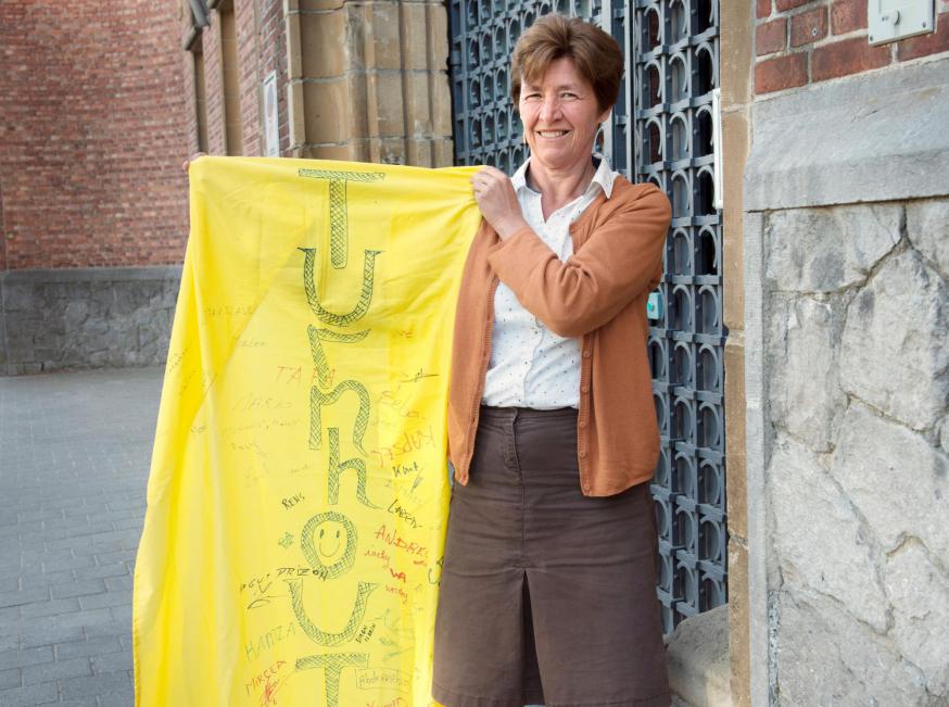 De gele vlag met voornamen erop, verwijst naar het lied 'Tie a yellow ribbon round the old oak tree' dat oproept tot solidariteit met gevangenen © Ilse Prinsen/Tertio