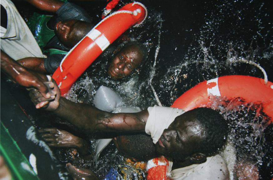 Het aantal slachtoffers dat de voorbije dagen vanop gammele bootjes door de golven werd meegesleurd en verdronken, wordt op honderden geschat © RR Het aantal slachtoffers dat de voorbije dagen vanop gammele bootjes door de golven werd meegesleurd en verdronken, wordt op honderden geschat © RR