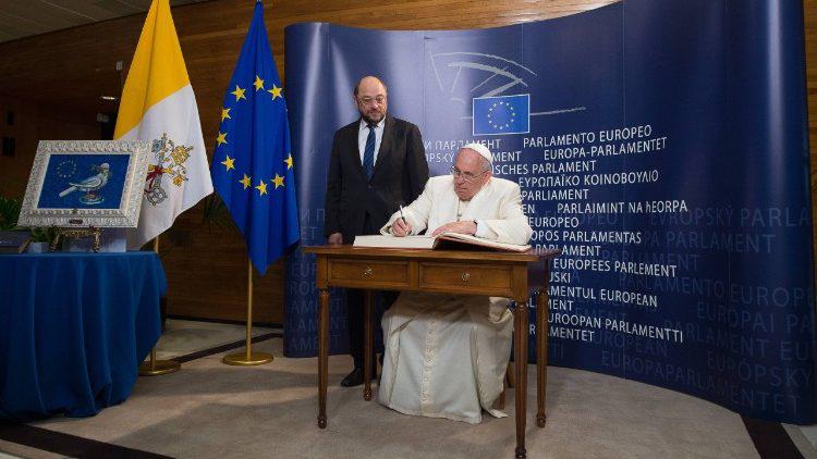 Paus Franciscus (met Martin Schulz) tijdens zijn bezoek aan het EP op 24 november 2014 © Vatican Media