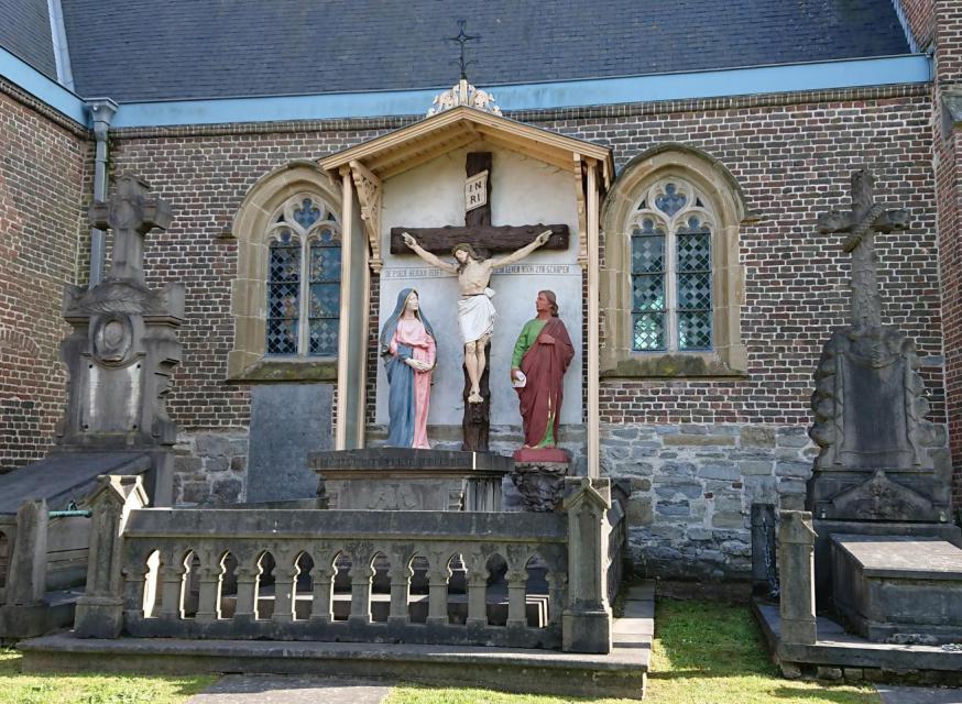 Calvarie buiten aan de kerk 