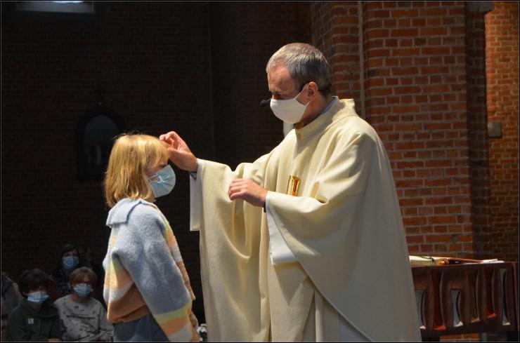 Emma ontvangt het sacrament van het Vormsel  © Ria Van Alboom