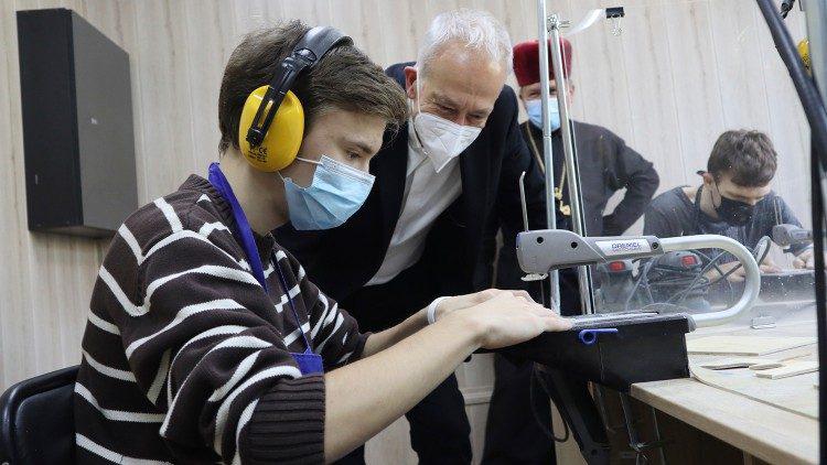 Een jongen krijgt les houtbewerking in een sociaal centrum van Caritas in Kramatorsk in Oekraïne © VaticanMedia Een jongen krijgt les houtbewerking in een sociaal centrum van Caritas in Kramatorsk in Oekraïne © VaticanMedia
