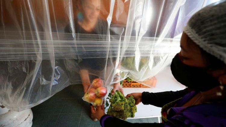 Een vrijwilliger bezorgt een voedselpakket in Valparaiso, Chili © VaticanNews Een vrijwilliger bezorgt een voedselpakket in Valparaiso, Chili © VaticanNews