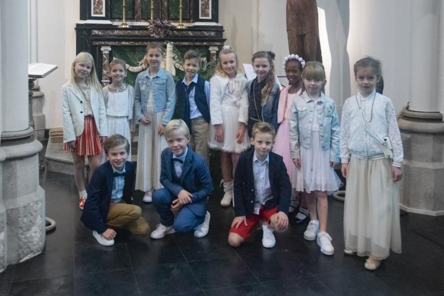 Groepsfoto eerste communicanten Halle 