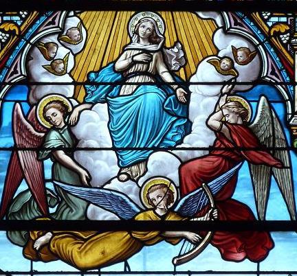 Glasraam met voorstelling tenhemelopneming van MAria. Eglise Sacré Coeur, Douarnenez, Frankrijk 