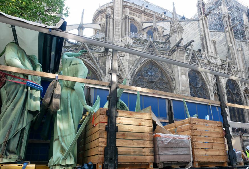 Enkele van de zestien bronzen beelden van de torenspits van de Notre-Dame © Yannick Boschat - Diocèse de Paris