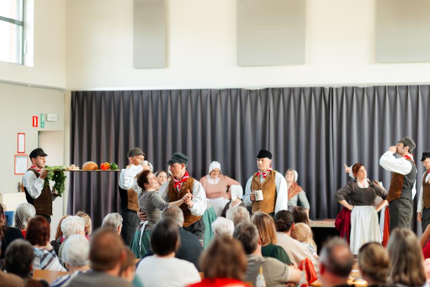 Tafereel voorafgaand aan de Eirentrappersdans © Femke Vercauteren i.o.v. Erfgoedcel Waasland