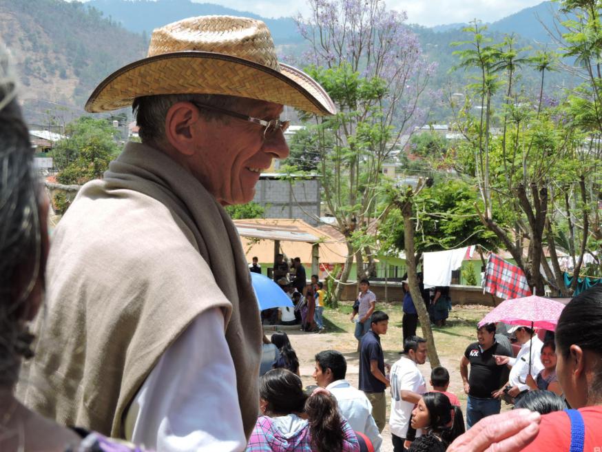 Padre Eric Gruloos tussen 'zijn mensen' in Guatemala 