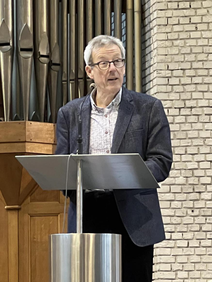 Erik Clinck, penningmeester van de kerkraad, gaf tijdens de homilie duidelijke toelichting bij de financiële toestand van onze parochie. © Dirk Bellens