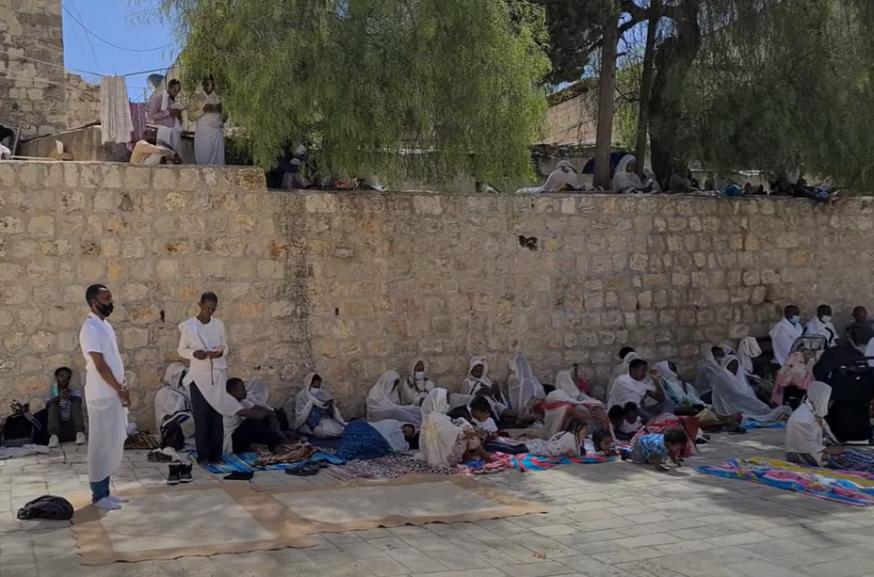 Ethiopische christenen bidden in de schaduw van de Heilig Grafkerk in Jeruzalem op Goede Vrijdag vorig jaar © RR