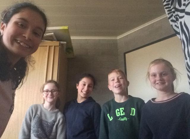 Amelie, Rianne, Lianne, Merel en Brent © Rianne en Merel