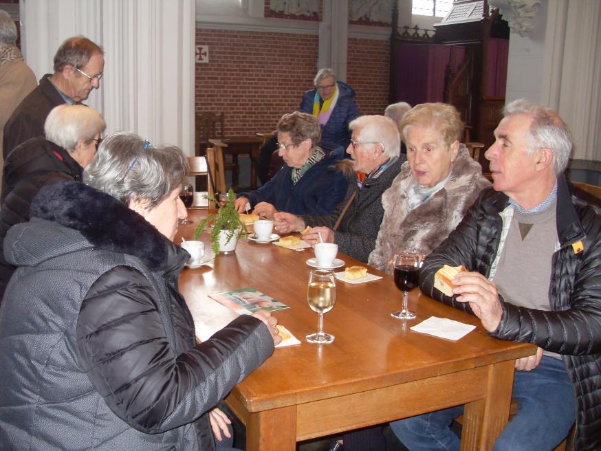 Samen gezellig babbelen en smullen © Viviane Van Thielen