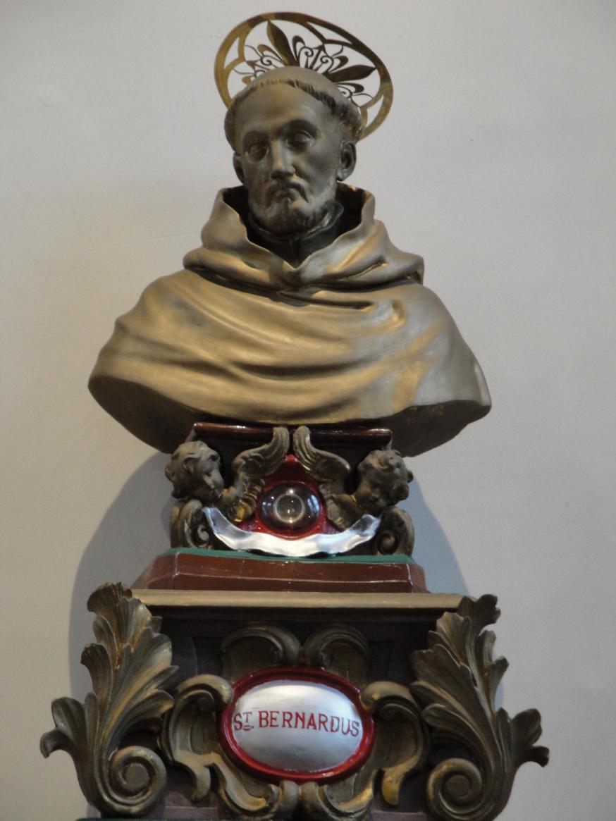 Beeld van Sint-Bernardus met reliekhouder in de kerk van Lisp 