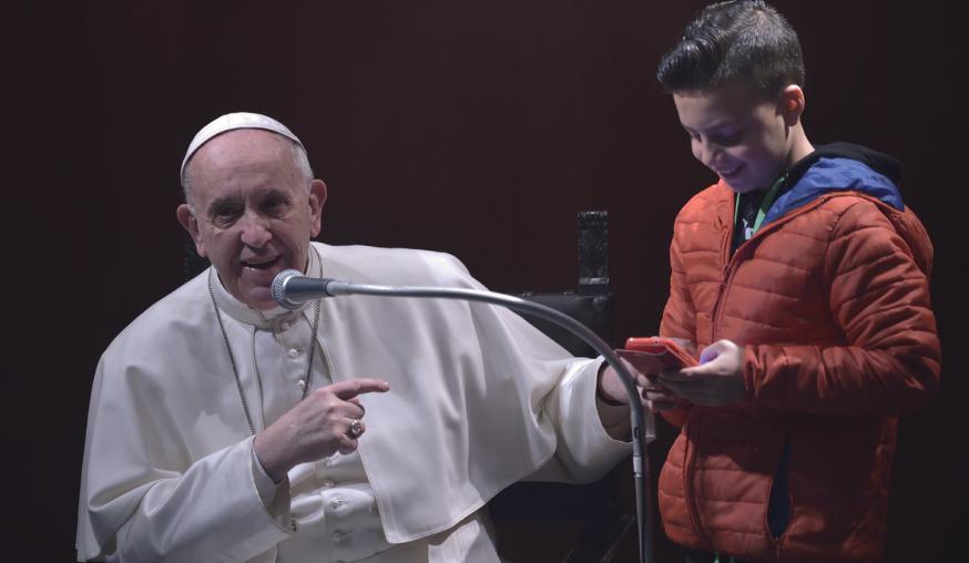Paus Franciscus met een jongere 