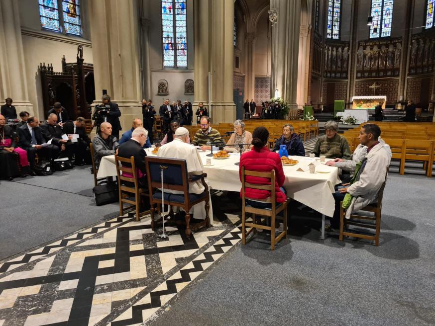 Pausbezoek aan België - Ontbijt met daklozen © Vatican Media