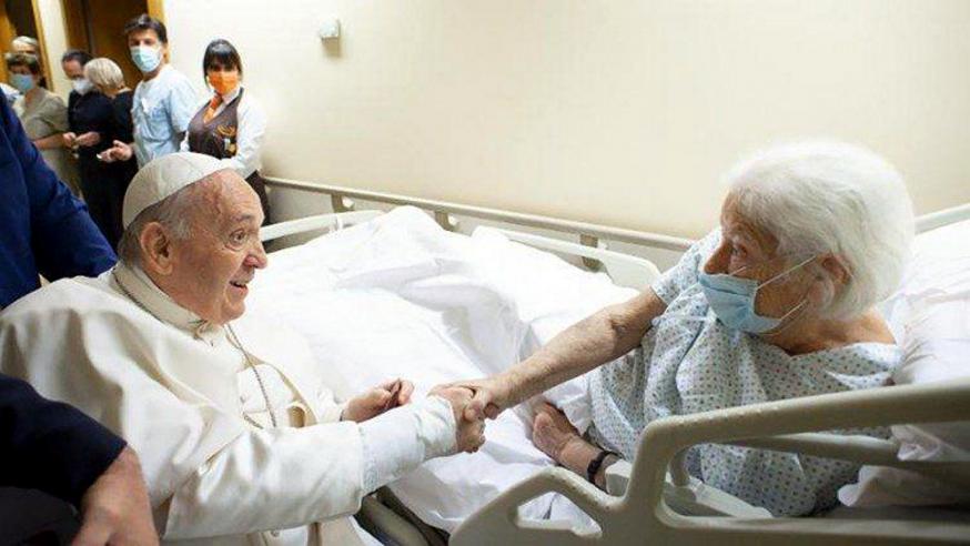 Paus Franciscus, gehospitaliseerd, bezoekt een medepatiënt 