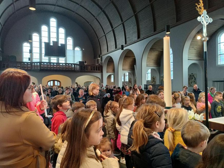 Viering met kinderzegening © Marcel Schoeters