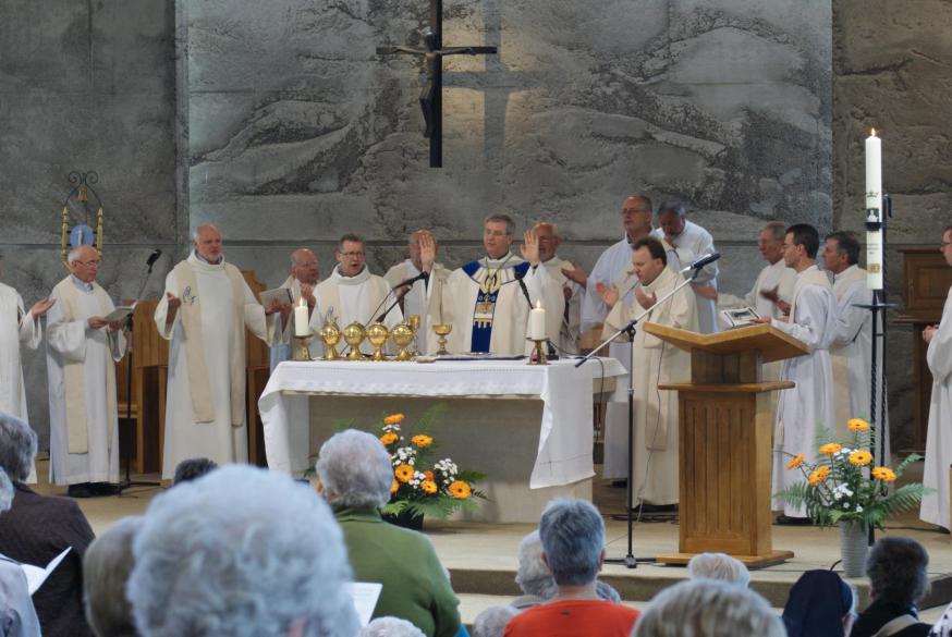 Eucharistie in de basiliek te Beauraing met onze bisschop 