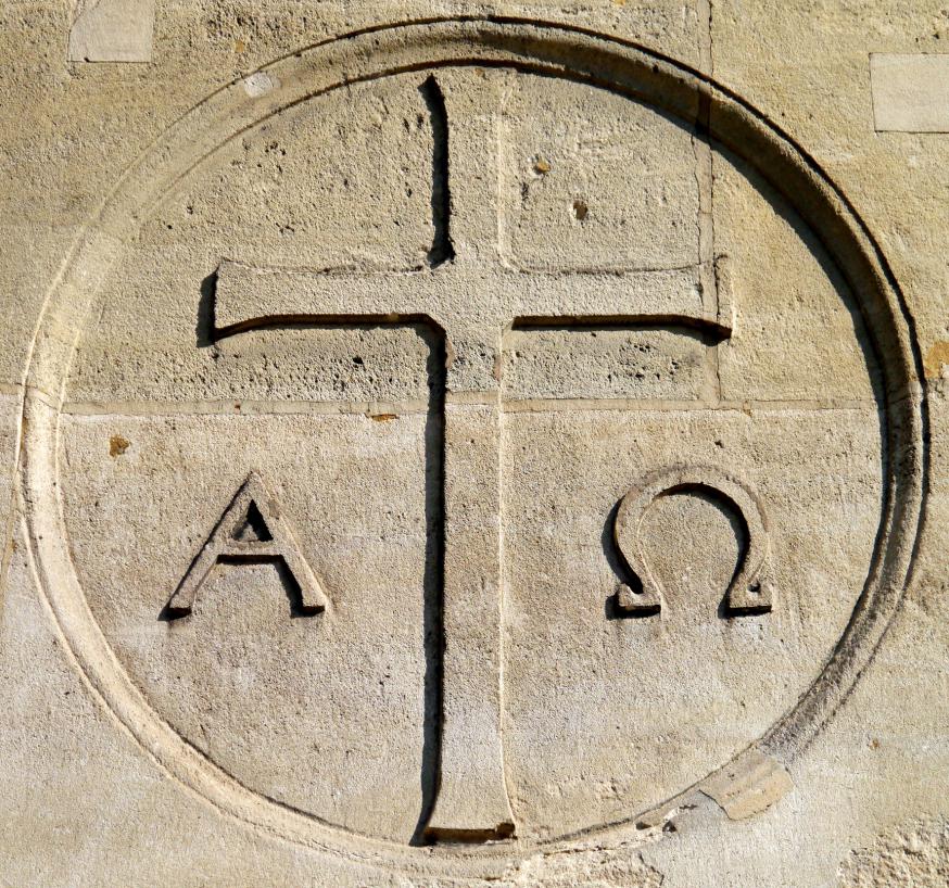 De eerste en laatste letter van het Griekse alfabet, alpha en omega, verwijzen naar God, die begin en einde is van alles © CC Flickr