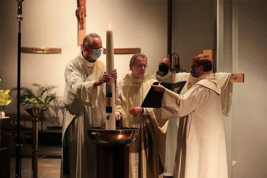 Het nieuwe doopwater wordt gewijd © Marcel Schoeters
