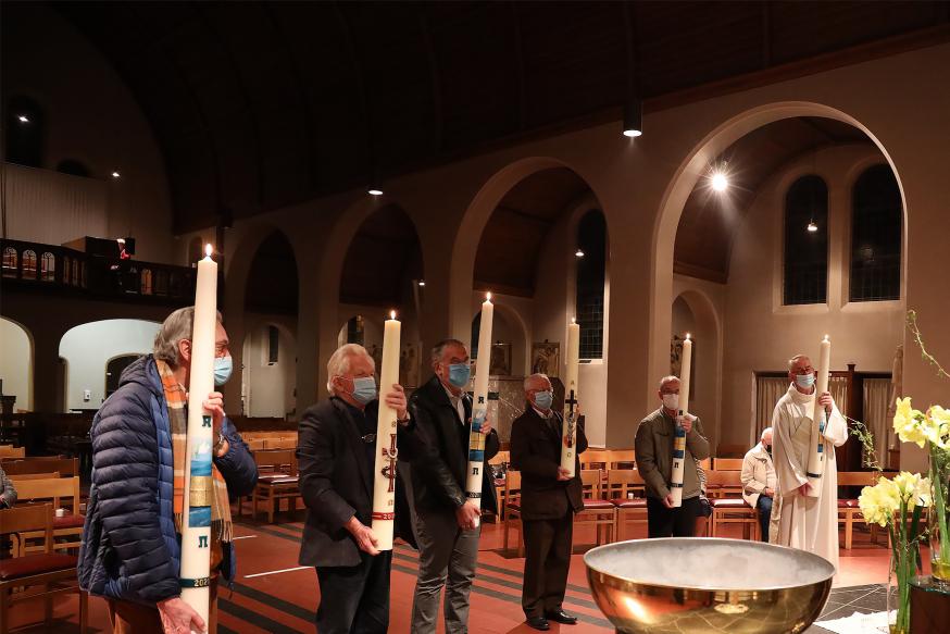 De Paaskaarsen worden gezegend © Marcel Schoeters