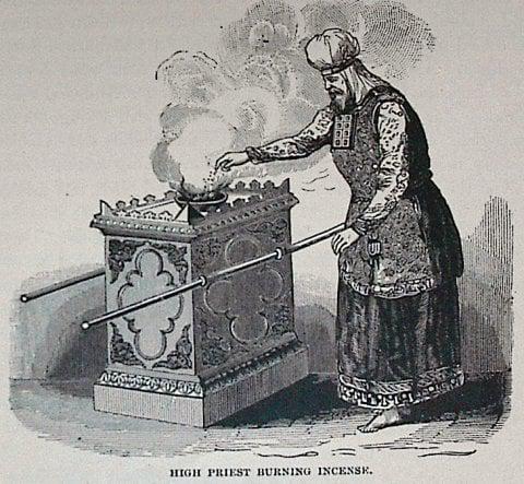 Hogepriester brandt wierook 