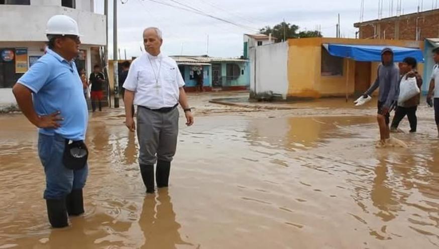 Paus Leo als bisschop van Chiclayo, met laarzen in het water na overstromingen in een dorp in zijn bisdom © Bisdom Chiclayo
