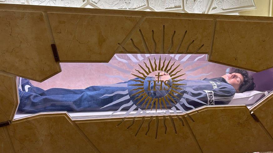 Carlo Acutis opgebaard met jeans en sneakers 