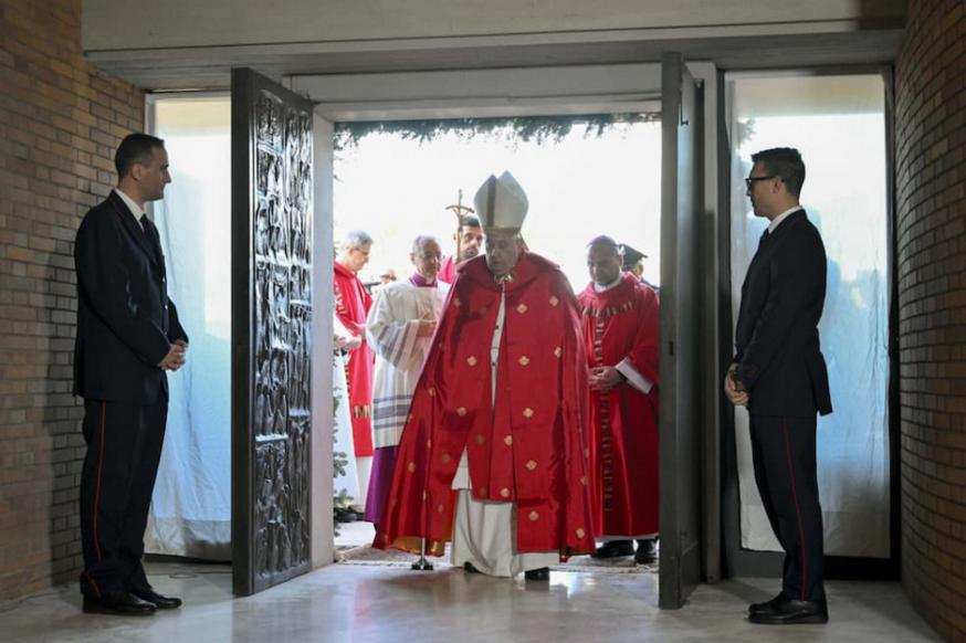 Paus Franciscus loopt door de heilige deur in de Rebibbia-gevangenis © Vatican Media via CNA