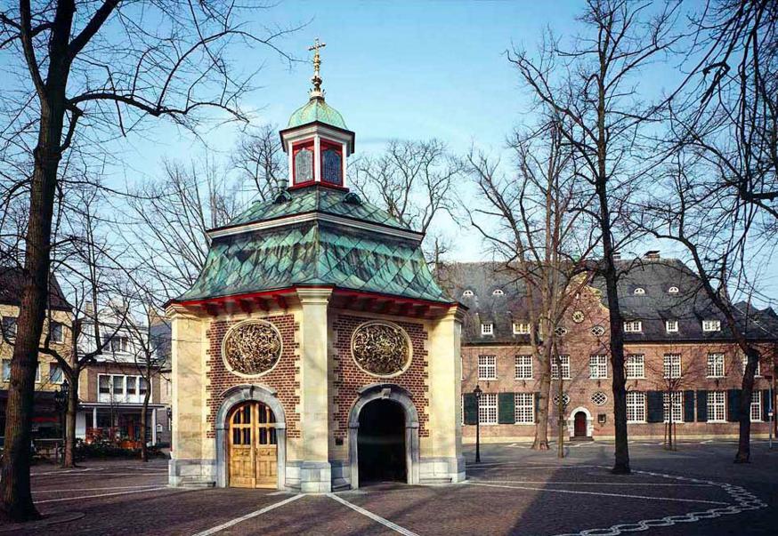 De Genadekapel en het Priesterhaus 