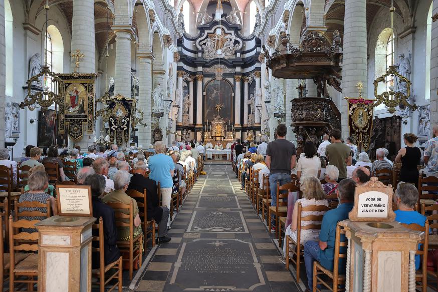 Eucharistie voorafgaand aan de Sacramentsprocessie in het Begijnhof 