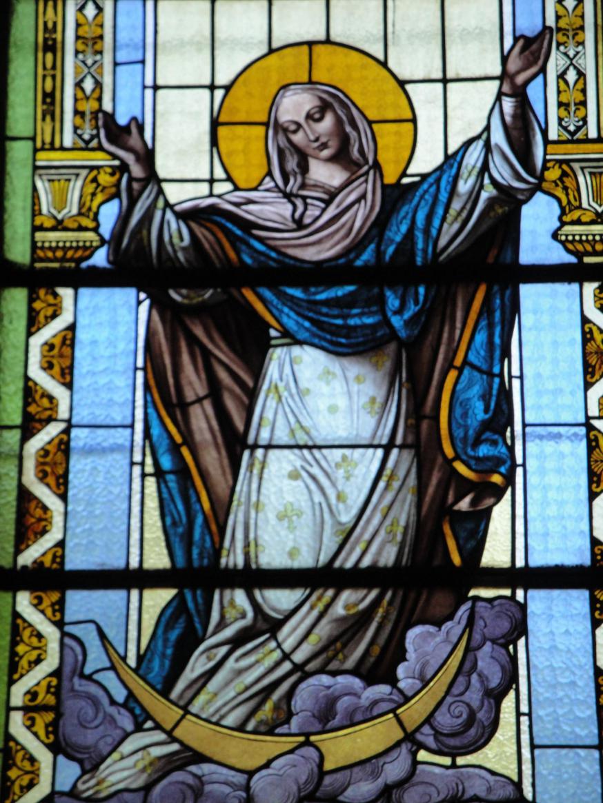 Maria Tenhemelopneming, glasraam in de kerk van Frahan © Jan Verheyen