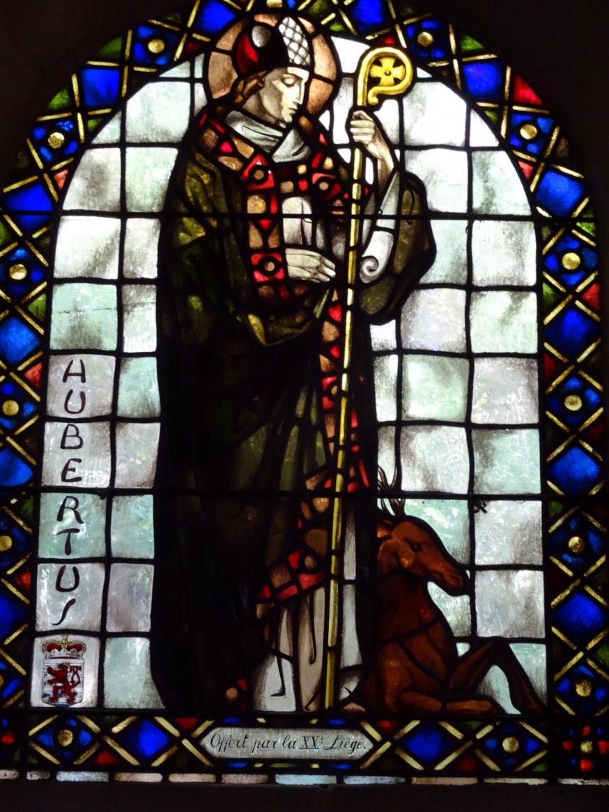 Sint-Hubertus als bisschop - Glasraam in de scoutskapel te Orval © Jan Verheyen