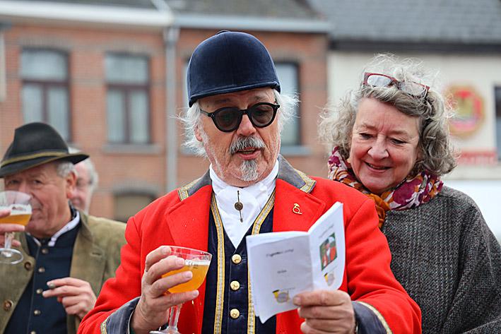 Gezelligheid op het plein na de viering © Marcel Schoeters