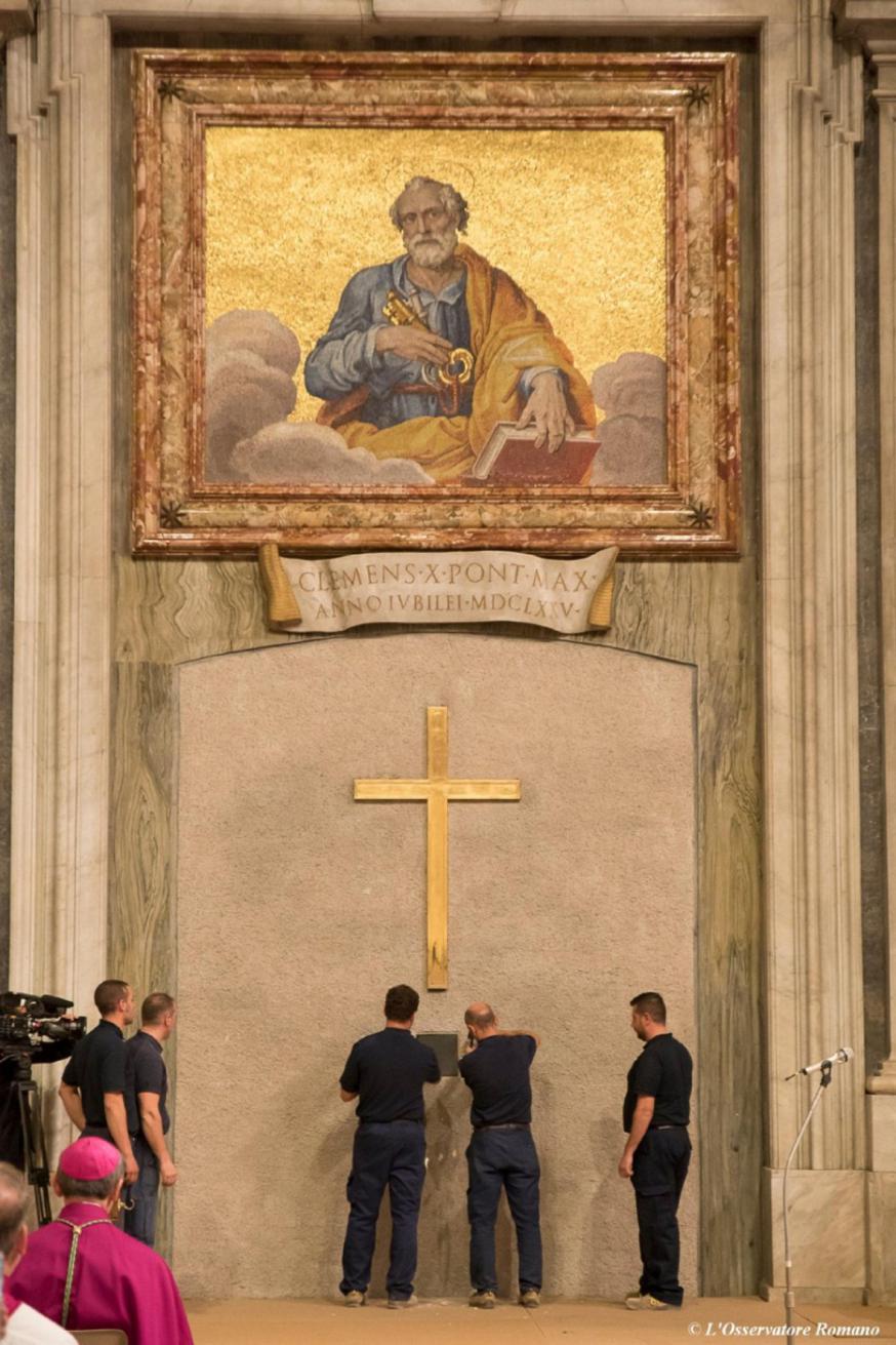 Medewerkers van de Sint-Pietersbasiliek openen de muur voor de heilige deur bij de start van het jubeljaar 2016 © SIR