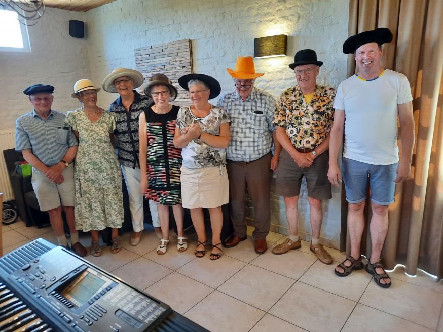 “De chapeaus” verantwoordelijk voor een verrassingsact op het koorfeest. © Koor Sint-Maarten