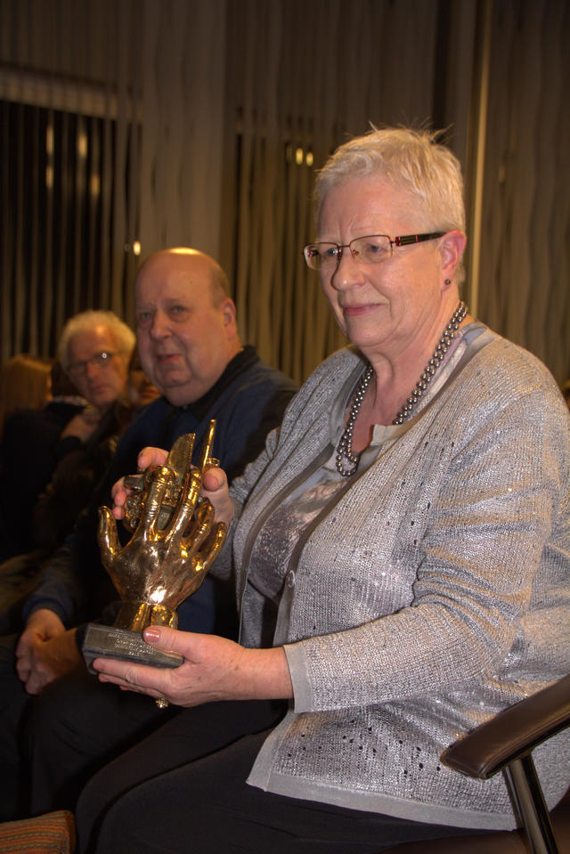 Christine Dursin met het bronzen beeldje 'De Helpende Hand'