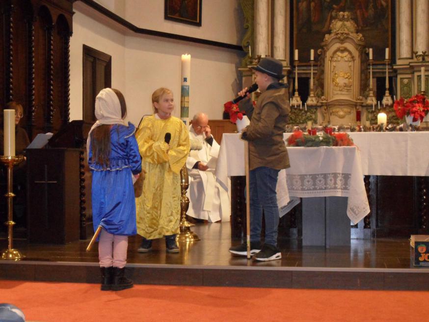 Leerlingen spelen het verhaal van Jezus' geboorte 