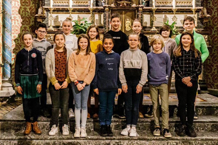 Omdat de vormelingen ondertussen allemaal naar andere scholen gaan en dus geen bubbel meer vormen, mocht er volgens de coronavoorschriften geen groepsfoto worden gemaakt. We publiceren daarom hier nog eens de foto van de naamopgave eerder dit jaar. 
