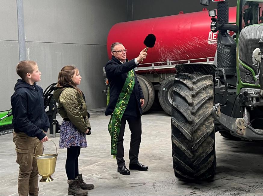 Inzegening loods en tractor 