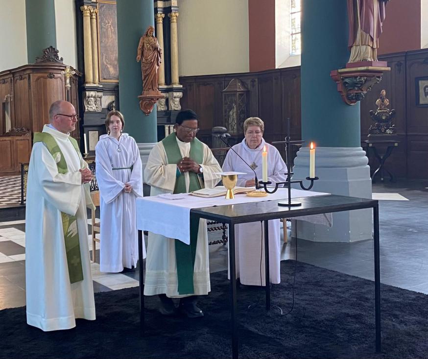 Priester Suman op bezoek in Oedelem 