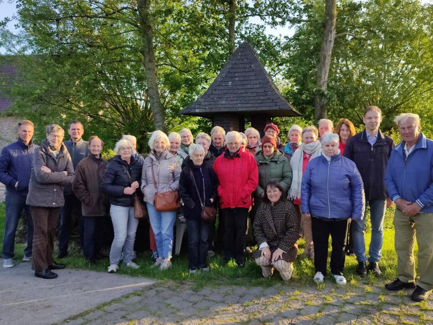bidden aan Mariakapelletje in Zwevezele 