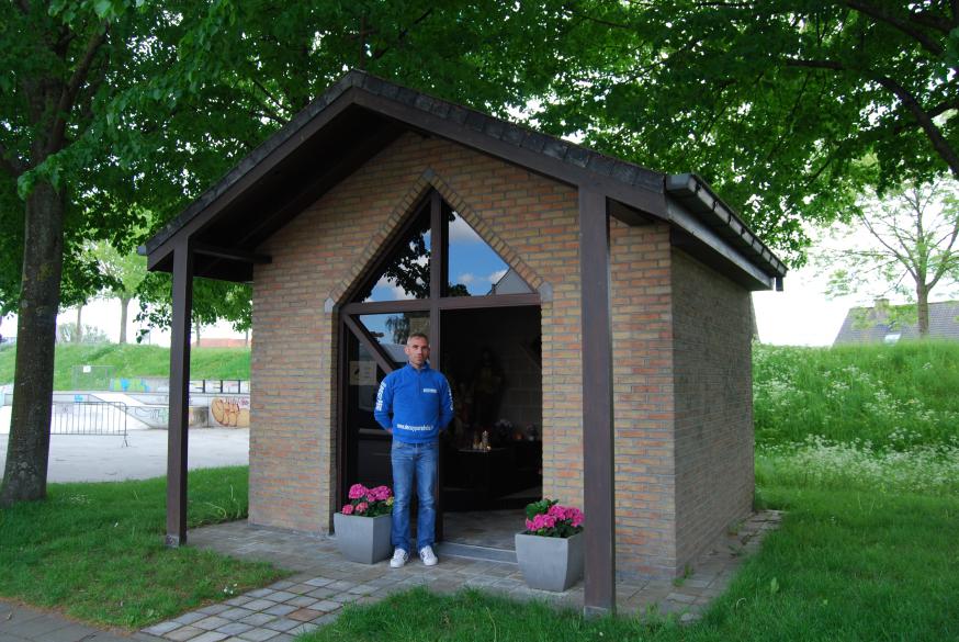 Vincent Decuypere aan de kapel van de Heilige Familie © D.Decuypere