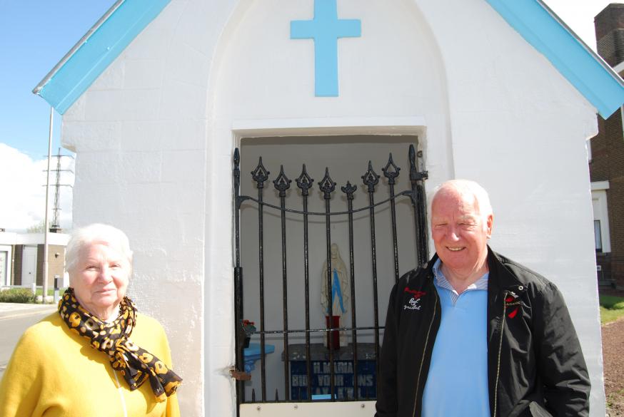 Monique en André poseren terecht fier voor hun kapel!  © D.D.