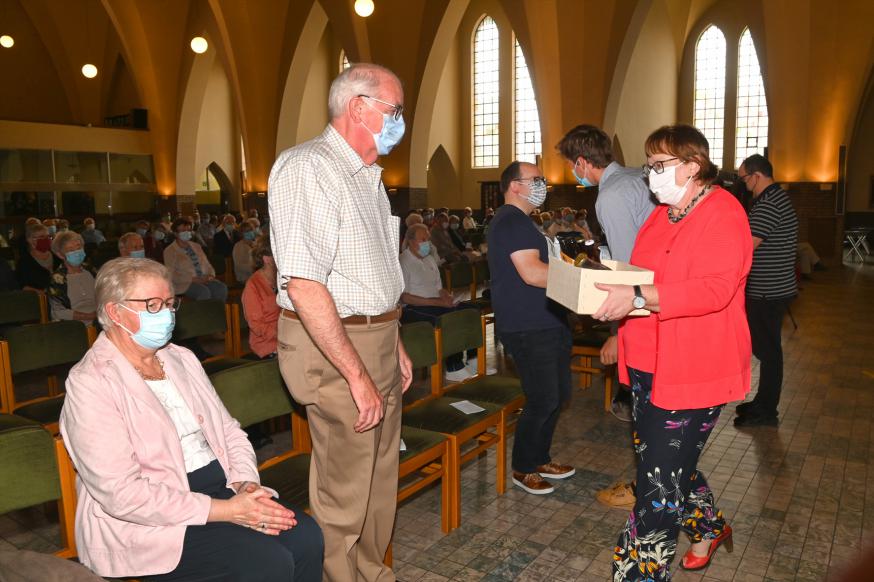 Martine Eggermont bedankt Jef Vancauwenberghe, die o.a. jarenlang de boekhouding behartigde en deze taak heeft Martine nu ook overgenomen. © Kerk in Zwevegem / Team (Jan Demets)